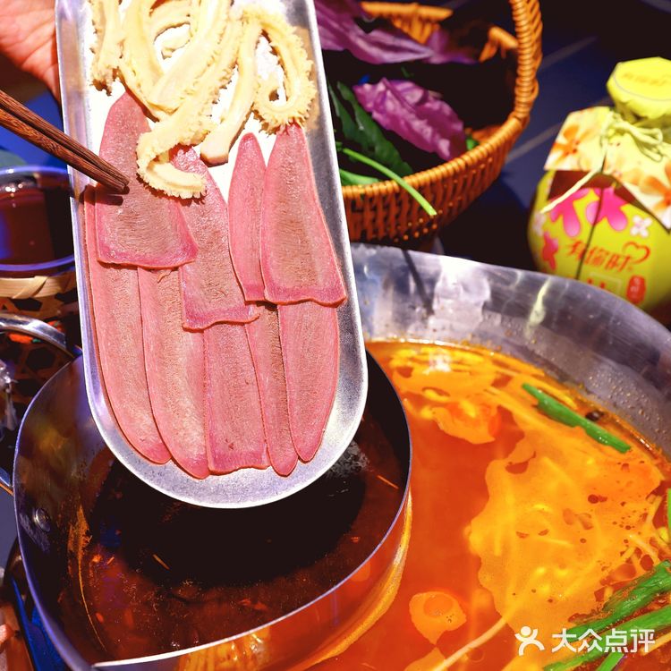 他们家大部分都是贵州空运过来的食材！汤底更不得了