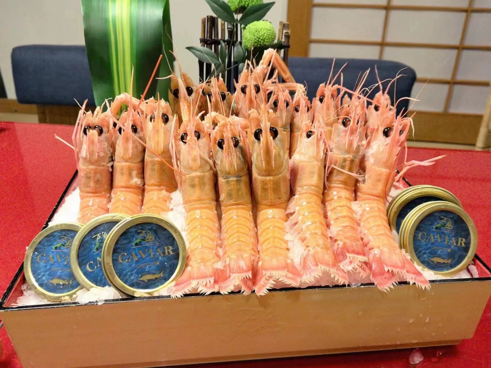 鳌虾个头挺大的,刺身也新鲜.帝王蟹腿超大