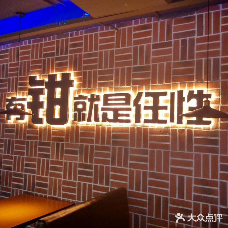 靠近南昌路，室外环境可谓安静优雅。餐厅内部空间也很大