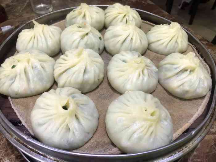 第一楼(东四北大街店)-"灌汤包不错!好大一个虾仁呢!五彩拉皮也值.