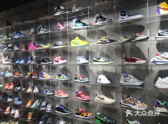 放假从深圳飞来上海玩 正好逛到这条街 店两边的鞋墙还