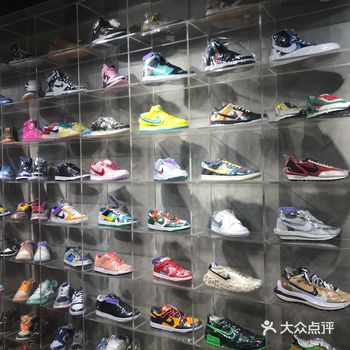 放假从深圳飞来上海玩 正好逛到这条街 店两边的鞋墙还