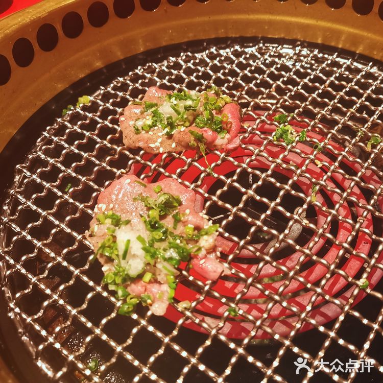 由专门的服务小哥亲自来烤，菲力牛肉烤的超嫩