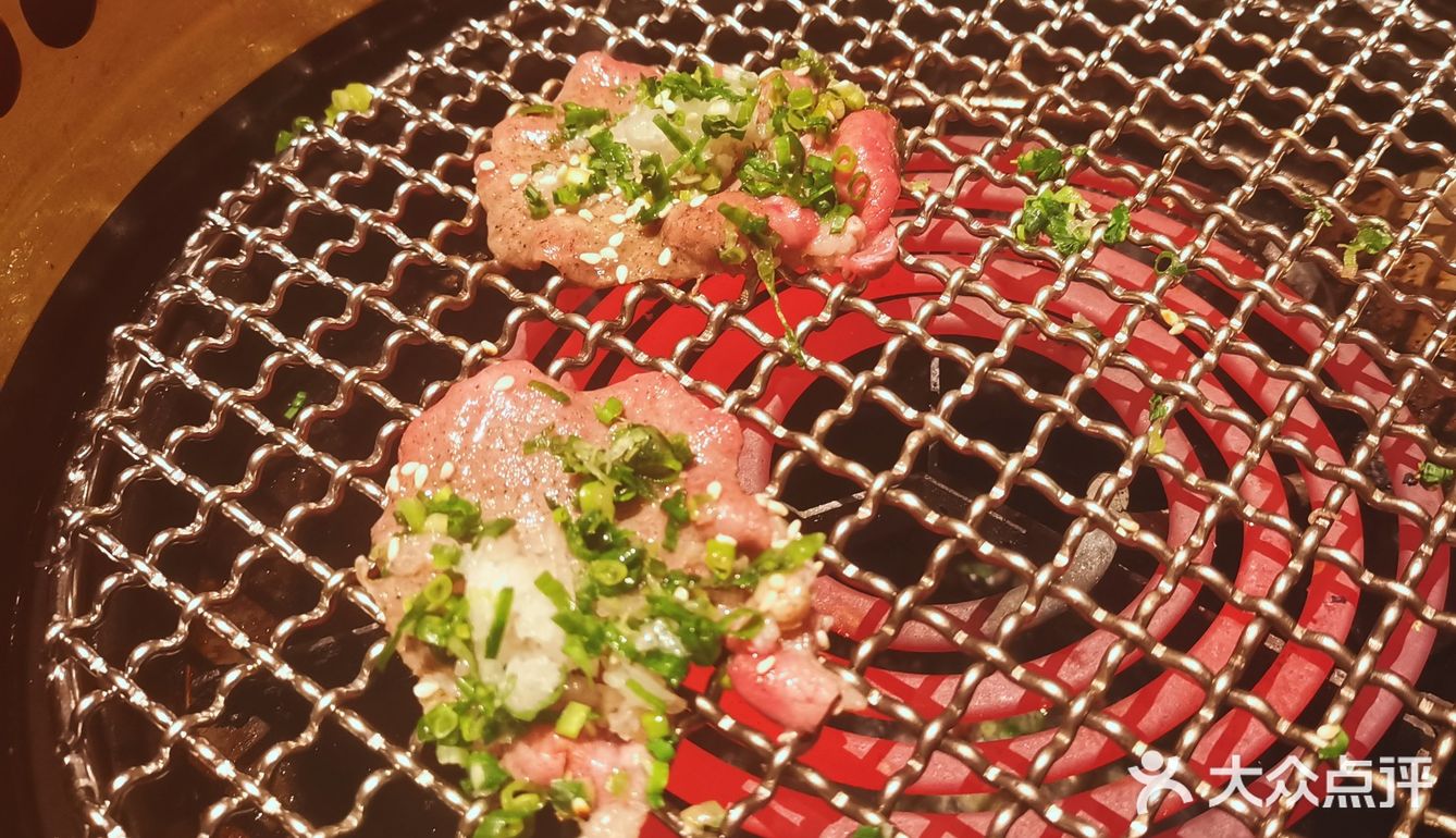 由专门的服务小哥亲自来烤，菲力牛肉烤的超嫩