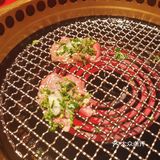 由专门的服务小哥亲自来烤，菲力牛肉烤的超嫩