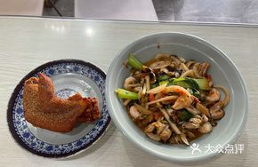 Fried Pork Knuckle Noodles