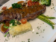 -Chom Cafe and Restaurant