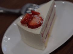 草莓奶油蛋糕-black rainbow coffee