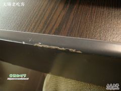 桌沿破损不堪-满记甜品(无锡八佰伴店)