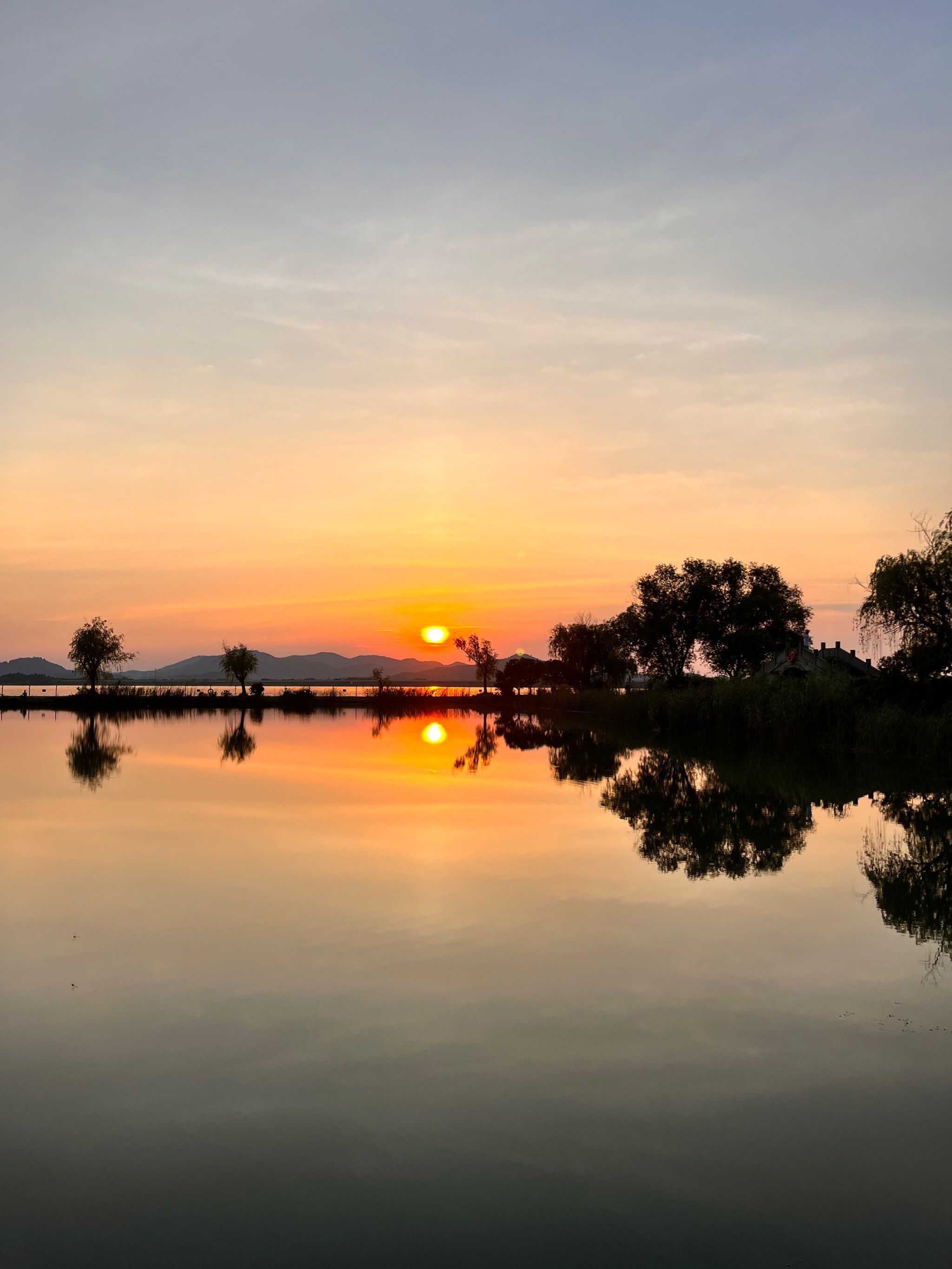 湖边那抹日落红