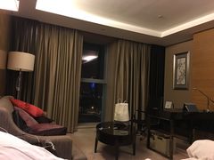 床靠近窗户那边-无锡新湖铂尔曼大酒店