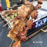 在草金路的中诚悦府新开了一家青春烧烤，从装修风格到味道不摆了