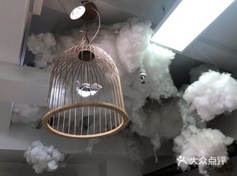 有芭蕉叶的抱枕，有云朵的吊灯