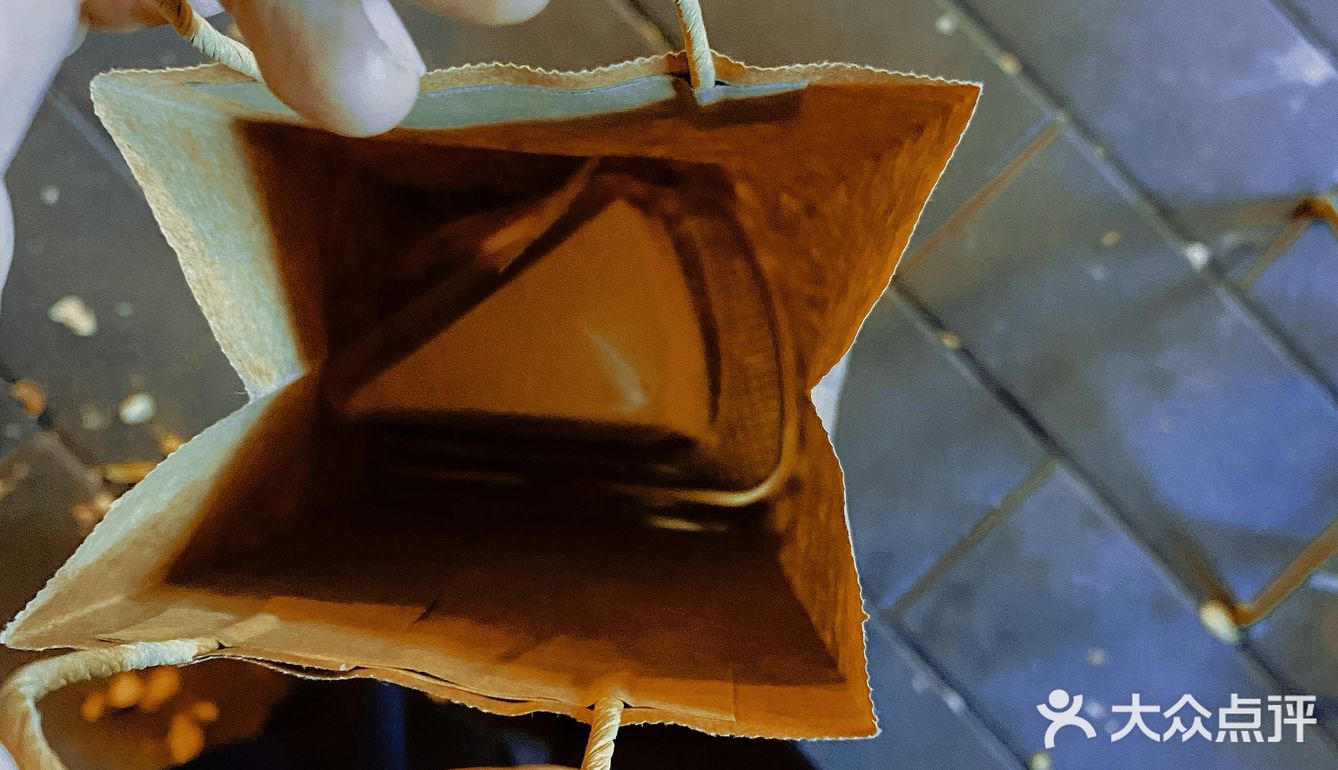 不晚｜反色拉花反读名字，正正适合百来斤反骨的我