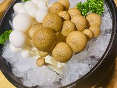 菌菇拼盘-左庭右院鲜牛肉火锅(金山万达店)