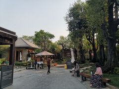 -Chom Cafe and Restaurant