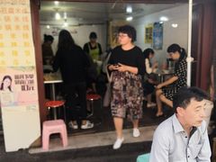 等位区-洪记凉米线(新兴路店)