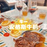 建议提前预约过去，店铺中间是一个大理石餐桌