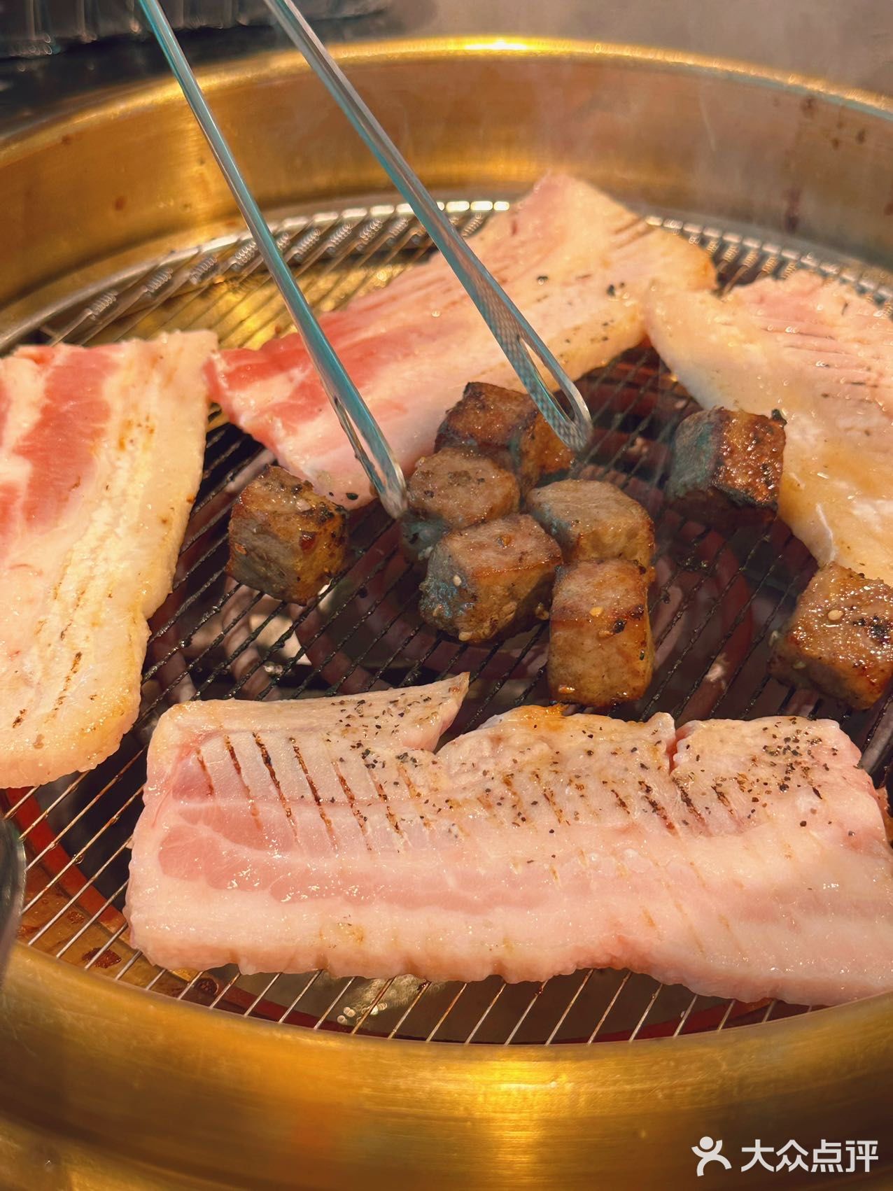 坠坠爱在这种半开放式的环境下炫无限烤肉啦🍖