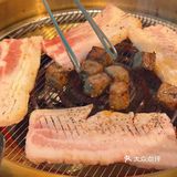 坠坠爱在这种半开放式的环境下炫无限烤肉啦🍖