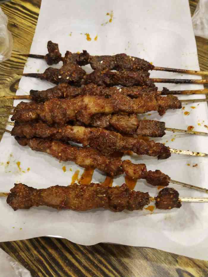 阿海木炭烧烤-"店好找,在我住的酒店附近,羊肉串及羊排好.