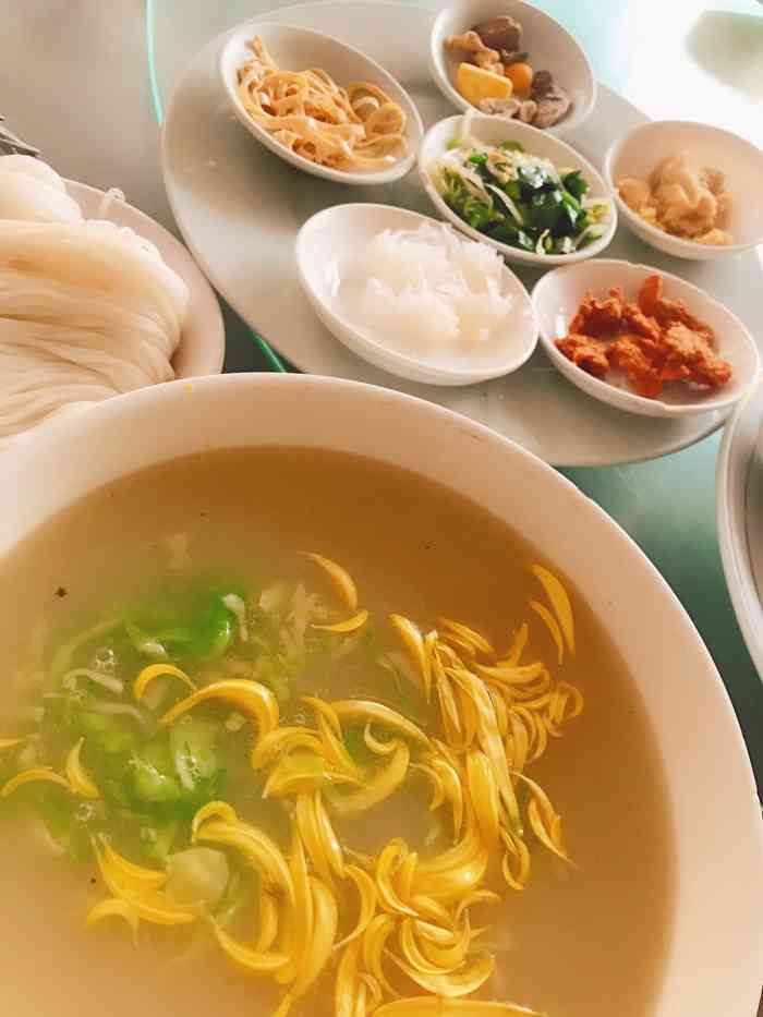 王记菊花过桥米线-"在一宾馆里边 ,据说是很老的店了,要了一.