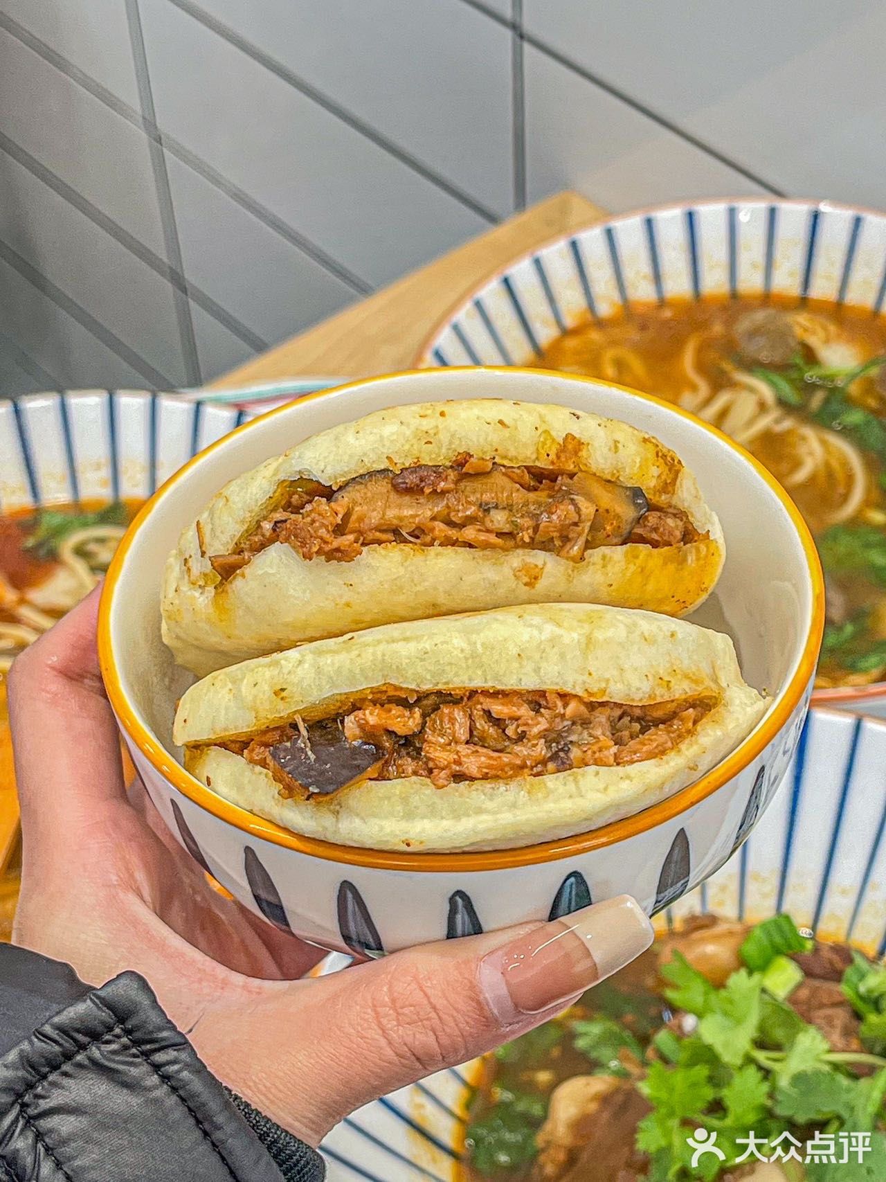 用料特别实在~汤底是新鲜熬制的羊骨汤好喝!