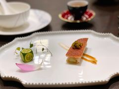 鱼子酱配脆皮烤乳猪-广州文华东方酒店·江-由辉师傅主理