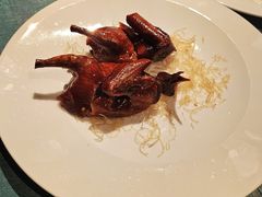 玻璃脆皮烤乳鸽-北京贵宾楼饭店·紫金