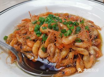酱排浓油赤酱，小朋友很喜欢；鲜笋炒肉丝是山里新挖的野笋