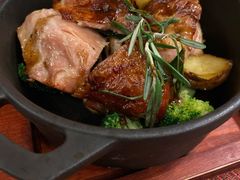 秘制烤春鸡配西兰花和迷迭香-WOLFGANG PUCK KITCHEN & BAR(迪士尼小镇店)