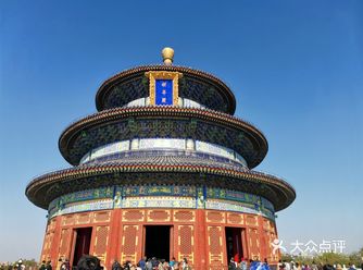 北京秋天的早上带着一丝凉意，坐公交去的天坛