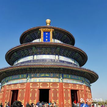 北京秋天的早上带着一丝凉意,坐公交去的天坛