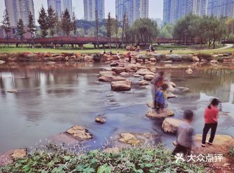 圭塘河风光带是近几年新修的一个公园，北临悠游小镇