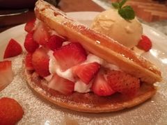 草莓松饼-ROAST coffee & eatery