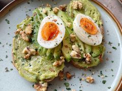 牛油果煮蛋吐司-RAC BAR(安福路店)