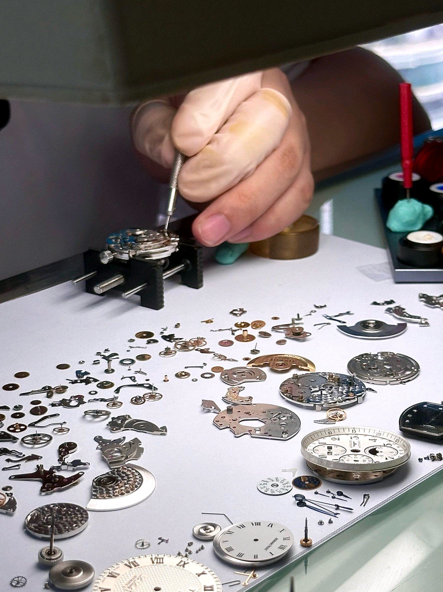 前段时间老公的手表表盖摔碎了,就是去的亨得利,那