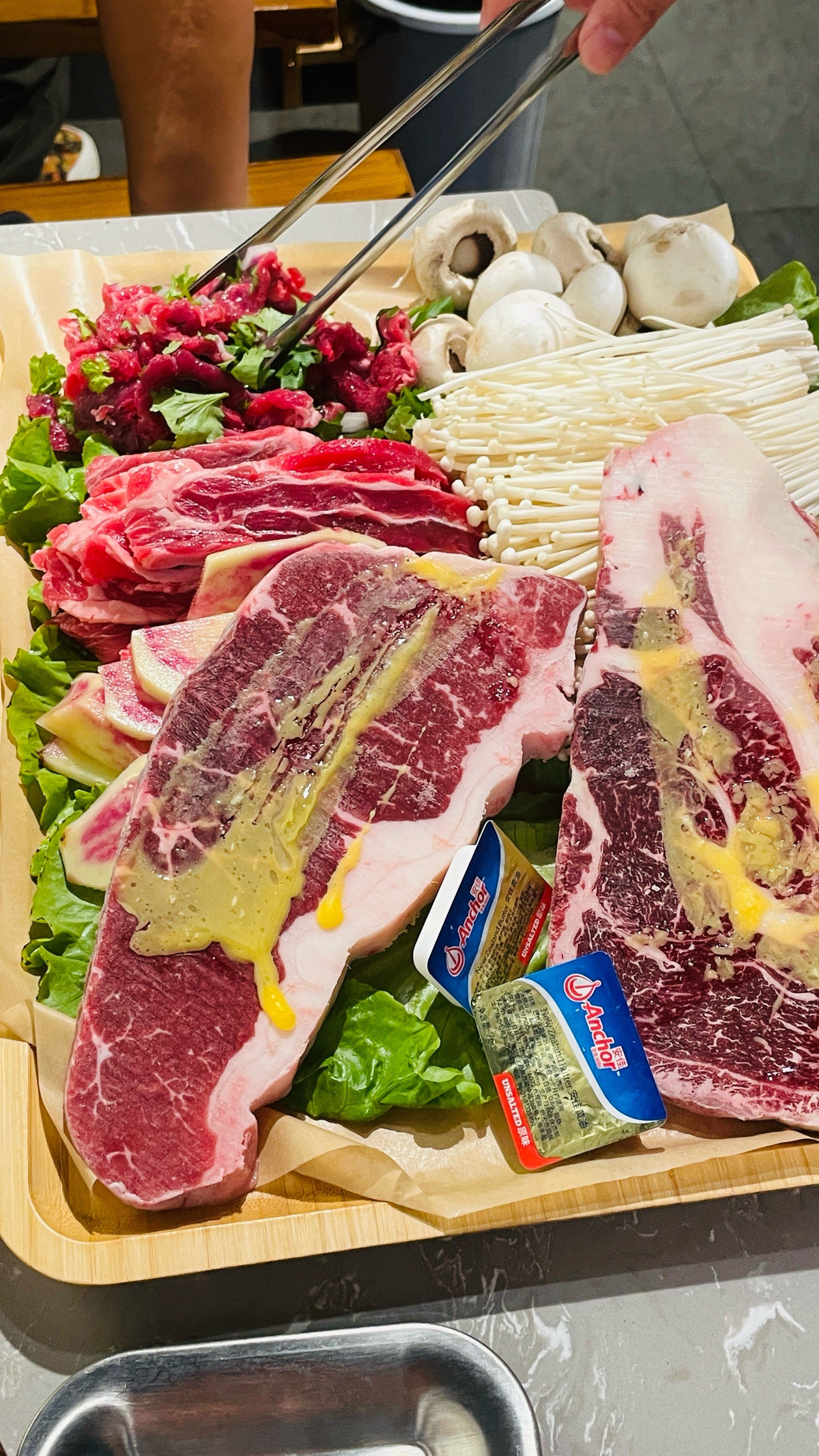 人气旺,服务态度棒极了,所上菜品全部吃完,黄油味香香的