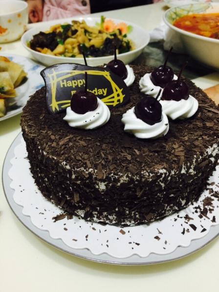 一直很喜欢吃85度c的黑森林里面的蓝莓果粒很不错