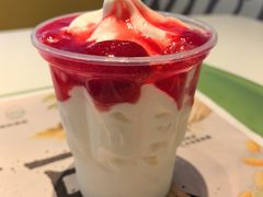 草莓新地-麦当劳(杭州三花国际店)