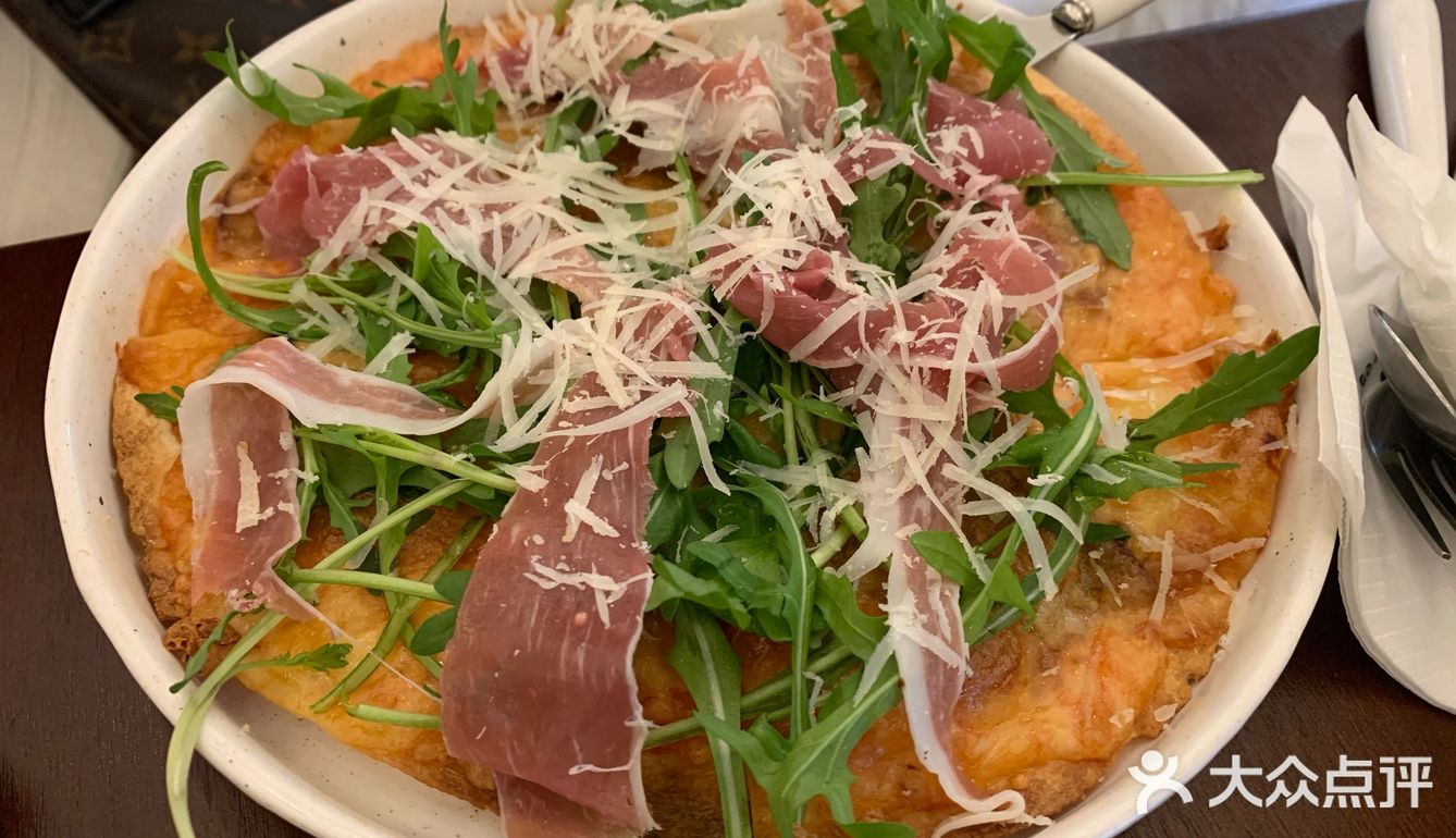 蛋糕很松软，味道一般吧，和薯条搭配着还可以