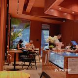 复古红墙下的蛋糕店