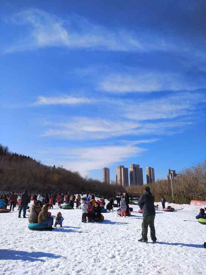 南翠屏山滑雪场"南翠屏公园位于天津市南开区境内,市区西南.