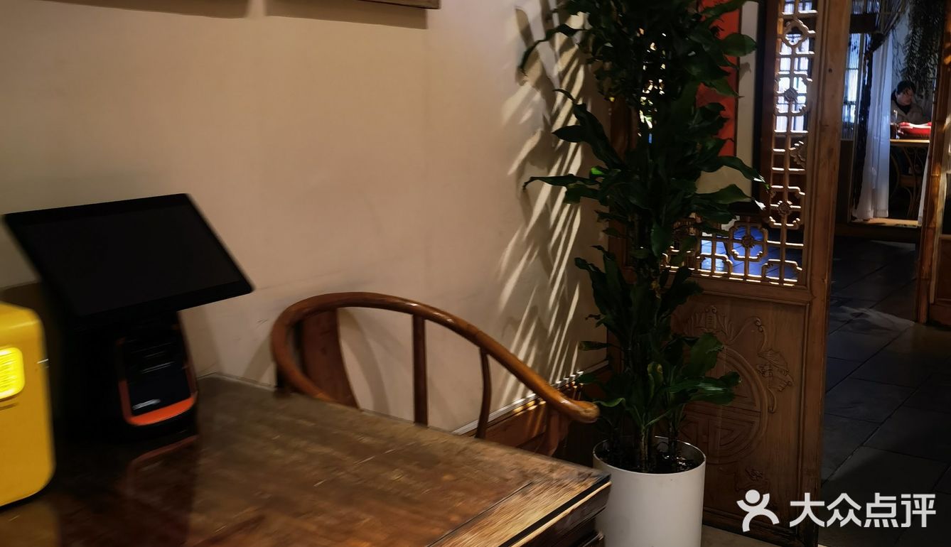 紧邻长安大戏院的川菜包间