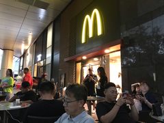 等位区-麦当劳(虹桥南丰城店)