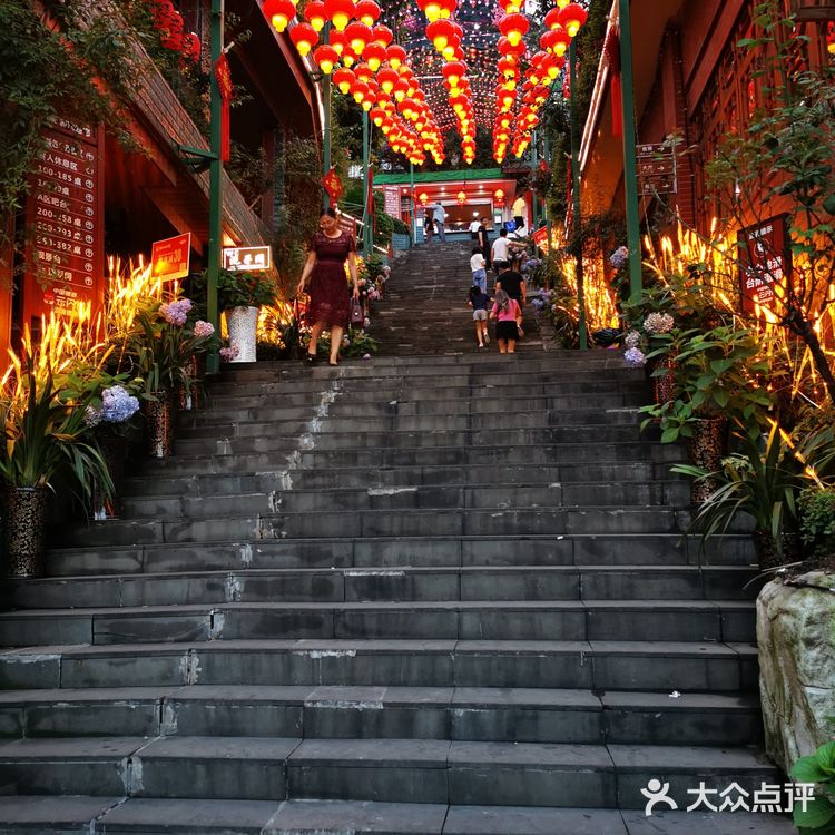 打卡重庆最大的一家火锅店枇杷园食为鲜火锅