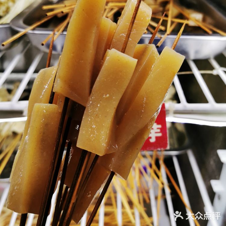 完全被安利而来的校园背后饮食三号线地铁直达下来就是西南石油大学满满的校园氛围走十分钟就到了下雨天生意依然很好看来这家口碑是真的不错油炸类却一点也不油腻和闷蔬菜依然炸出来有原本的味道价格也超级给力人均撑死也不超过⑤吧菜品新鲜上菜速度给井然有序所以不慢肉类和素菜该有的都有蘸料辣度也合适而且很香