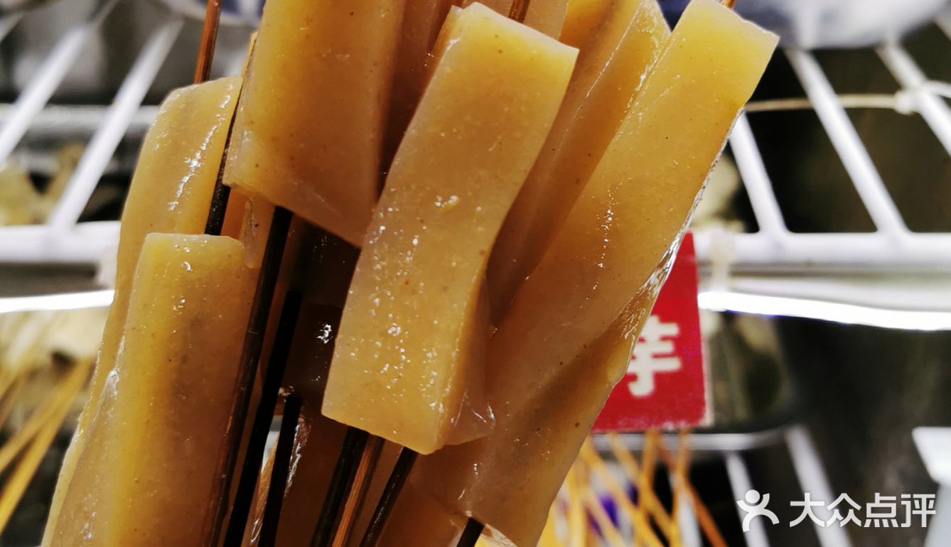 完全被安利而来的校园背后饮食三号线地铁直达下来就是西南石油大学满满的校园氛围走十分钟就到了下雨天生意依然很好看来这家口碑是真的不错油炸类却一点也不油腻和闷蔬菜依然炸出来有原本的味道价格也超级给力人均撑死也不超过⑤吧菜品新鲜上菜速度给井然有序所以不慢肉类和素菜该有的都有蘸料辣度也合适而且很香