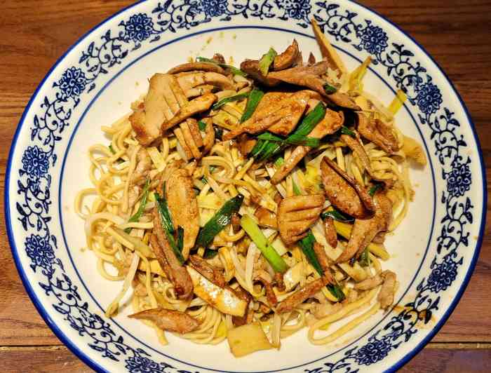 打分    /人 肉丝拌川加腰花,完美.面不油,免费加油渣.相当凑合!