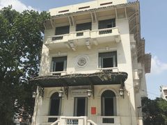 小白楼门口-胡志明市美术馆